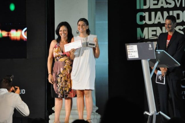 Marina Moya recogiendo el Premio a la Mejor Iniciativa Empresarial