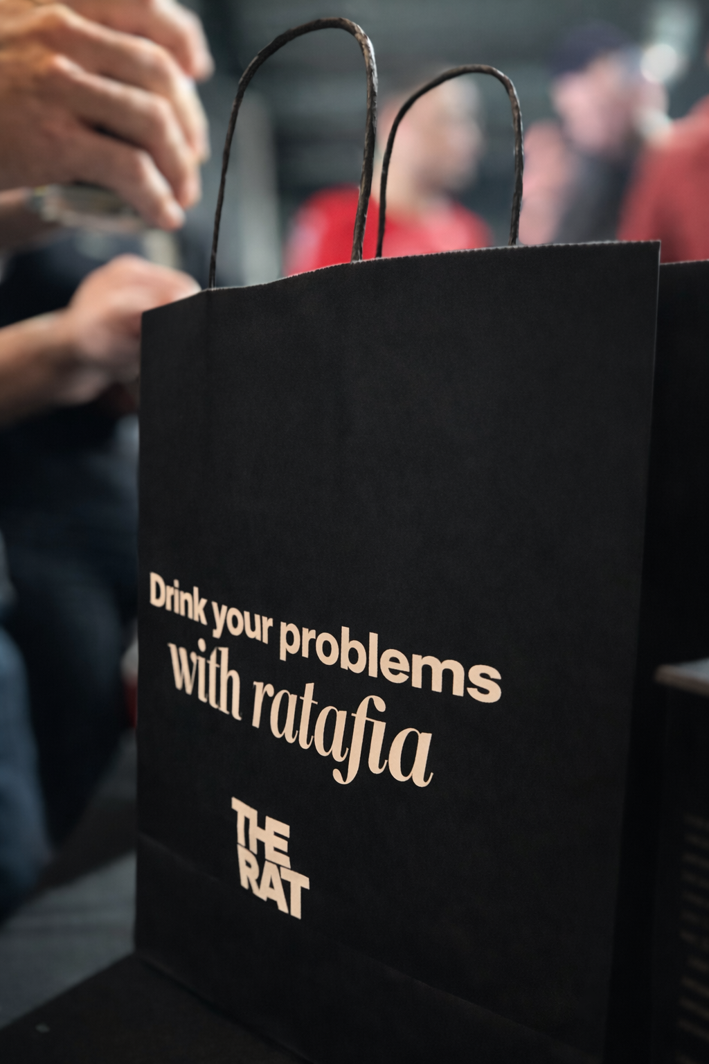 Bolsas de papel negras personalizadas para eventos y lanzamientos de marca