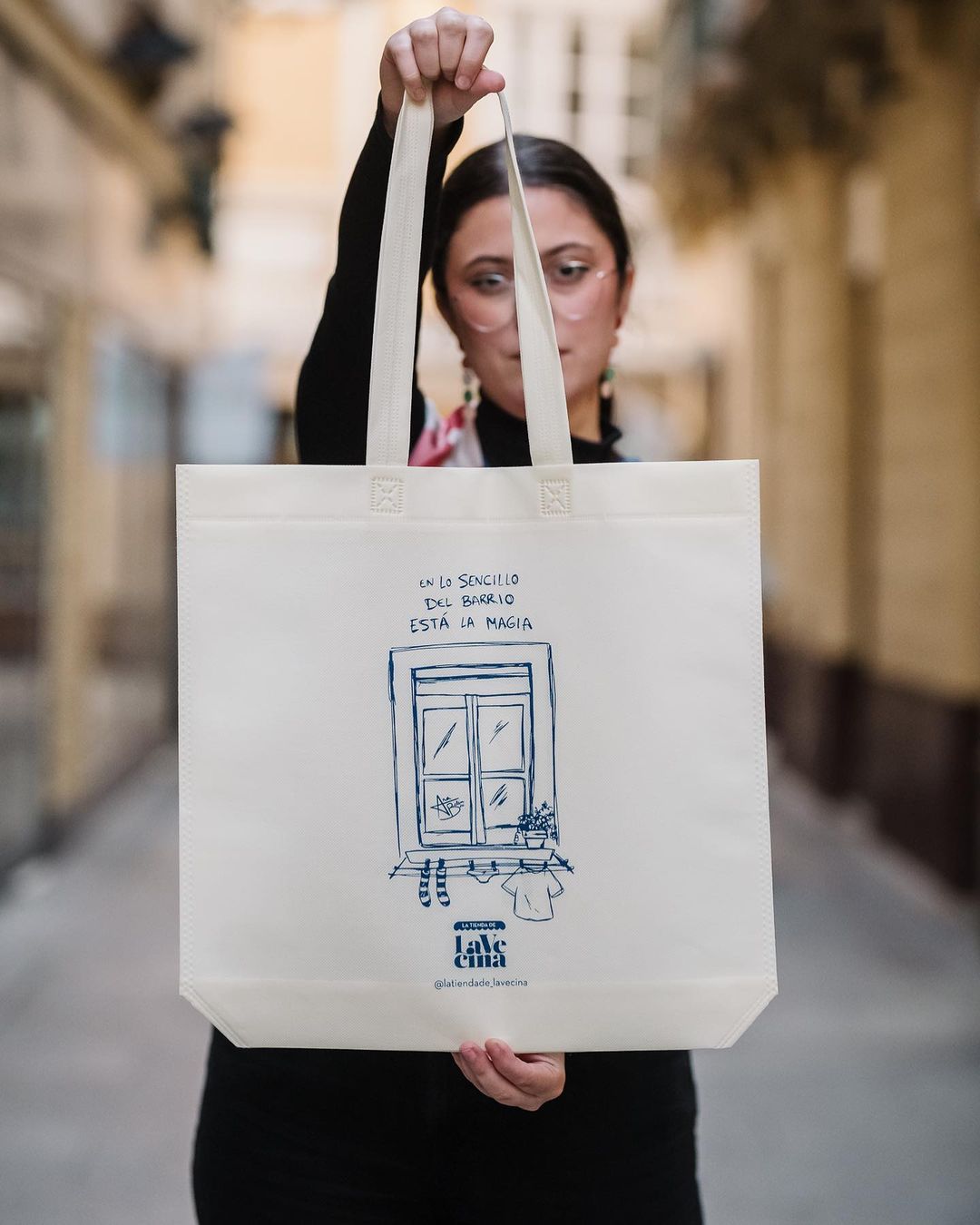 Imagen del artículo: Una tote bag de "La Tienda de La Vecina" que celebra la magia de lo cotidiano