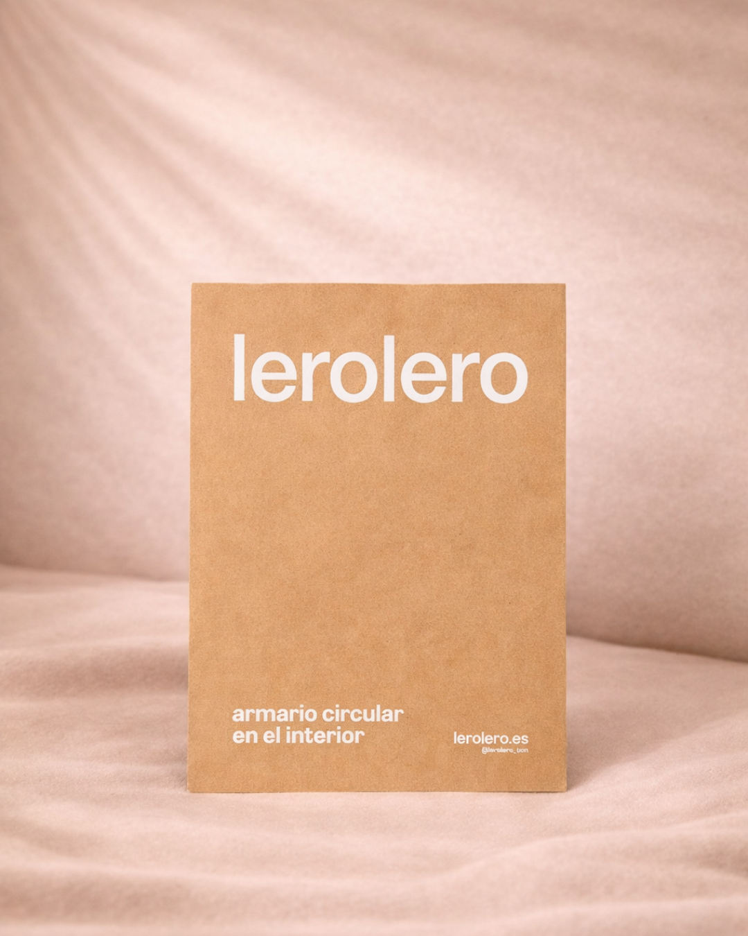 Sobre ecommerce personalizado con logo de marca y diseño minimalista para envíos online.