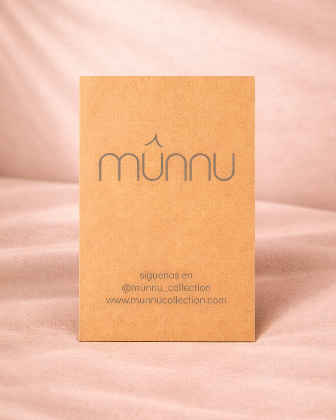 Sobre ecommerce personalizado con logo de marca minimalista para envíos online