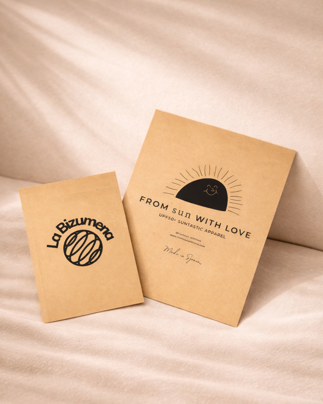 Sobres ecommerce personalizados con logotipos de marca y diseño creativo para envíos online.