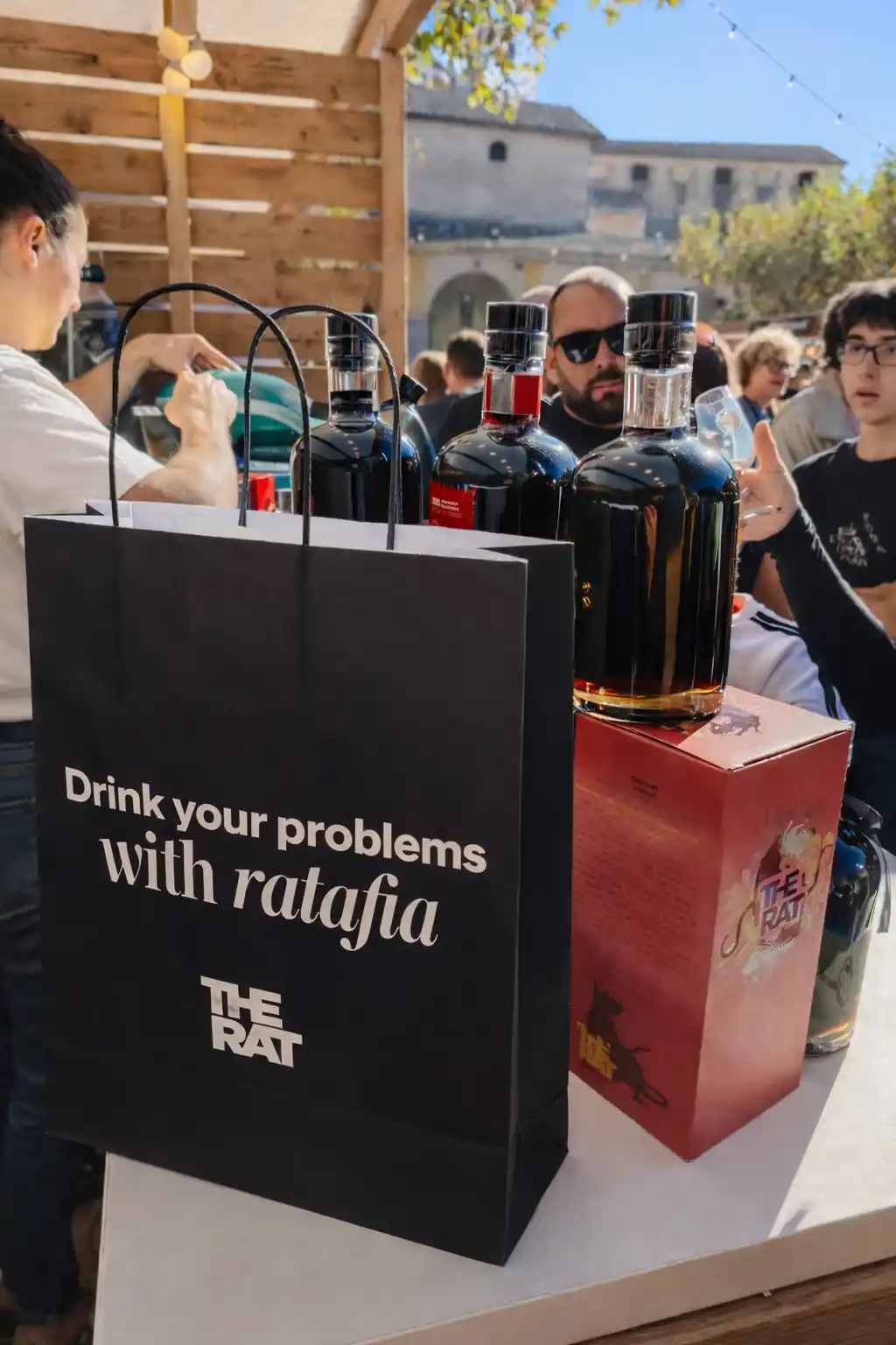 Imagen del artículo: Bolsas de papel negras personalizadas: el caso de The Ratafia y por qué el packaging oscuro vende más en eventos