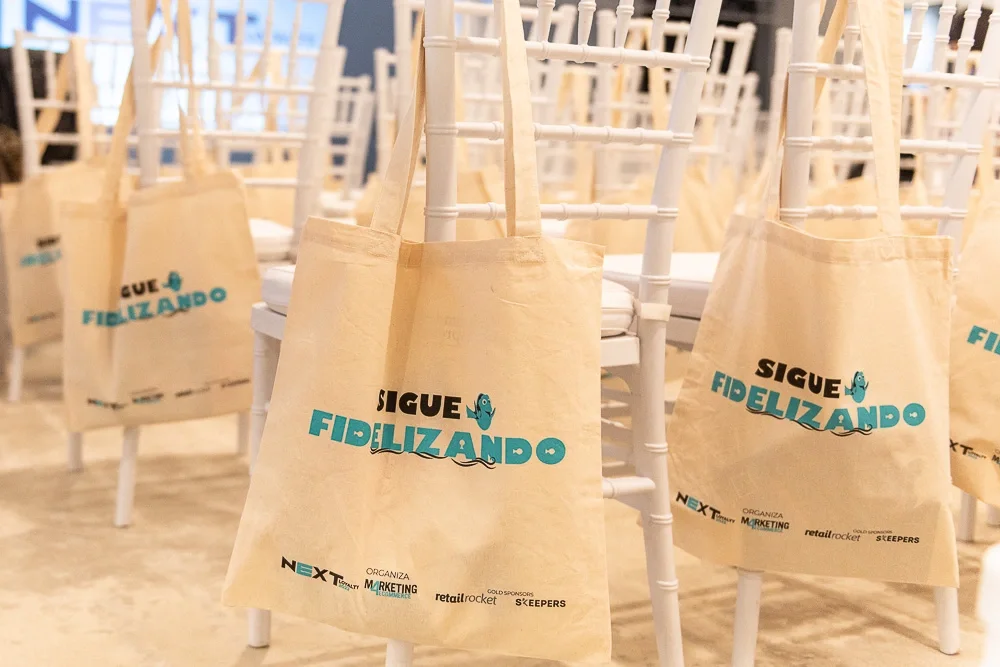 Imagen del artículo: Tote bags para eventos: el caso de Marketing4ecommerce. La bolsa que salió del evento y siguió haciendo marketing sola.