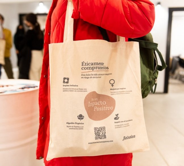 Bolsa de algodón orgánico de confección social hecho a mano por mujeres en riesgo de exclusión en España