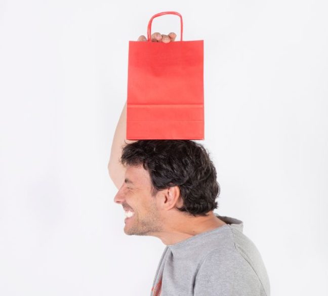 Bolsas de papel de color rojo para tiendas