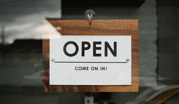 El cartel de abierto y cerrado de una tienda – Bolsalea