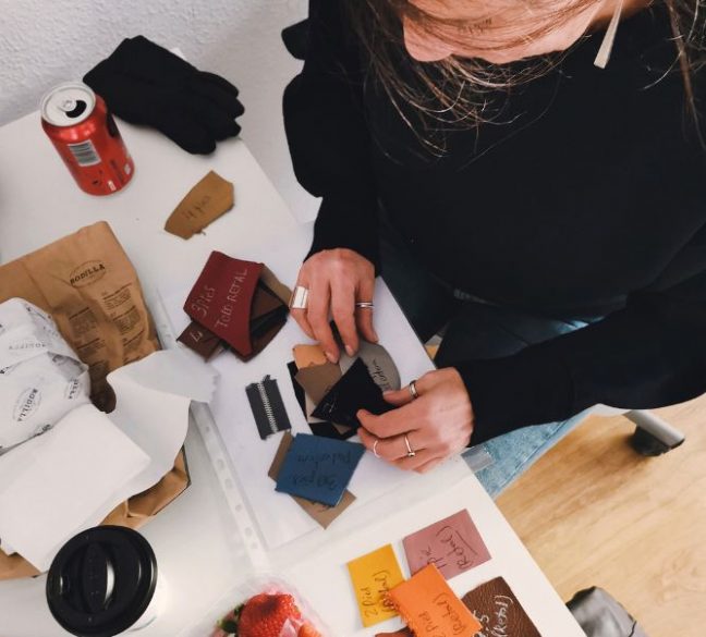 Taller de fabricacion de bolsos sostenibles