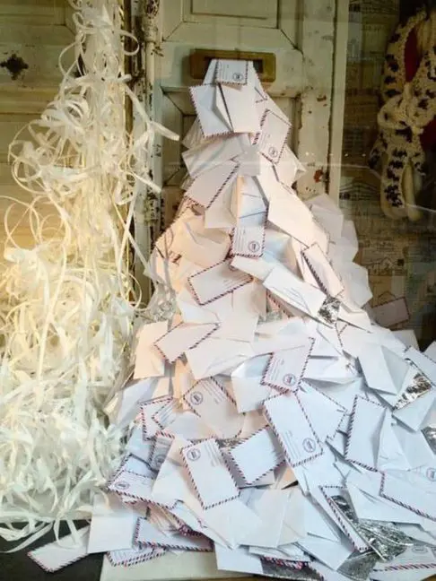 Árbol de navidad con cartas de los Reyes Magos