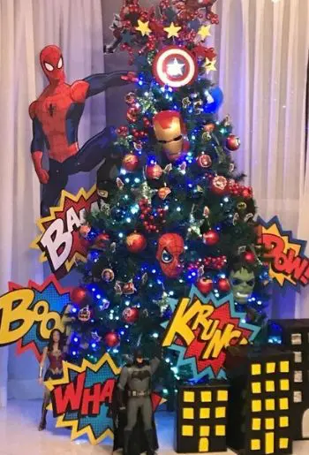 Superhéroes en el árbol de navidad