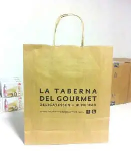 bolsas de papel con iconos de facebook y twitter