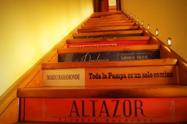 Escaleras pintadas simulando libros