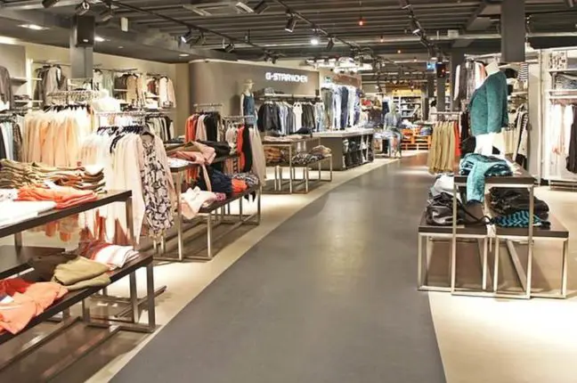 C mo organizar las prendas en una tienda de moda Bolsalea