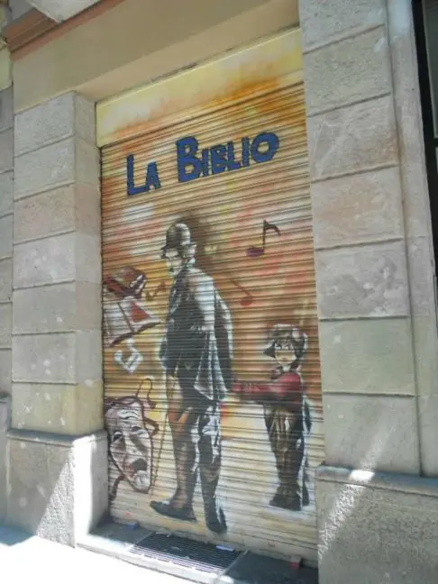 grafiti en persiana de tienda