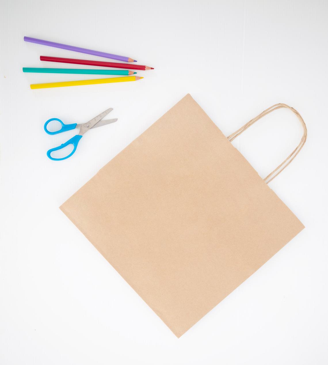 Bolsas de papel reciclado junto a unos lápices