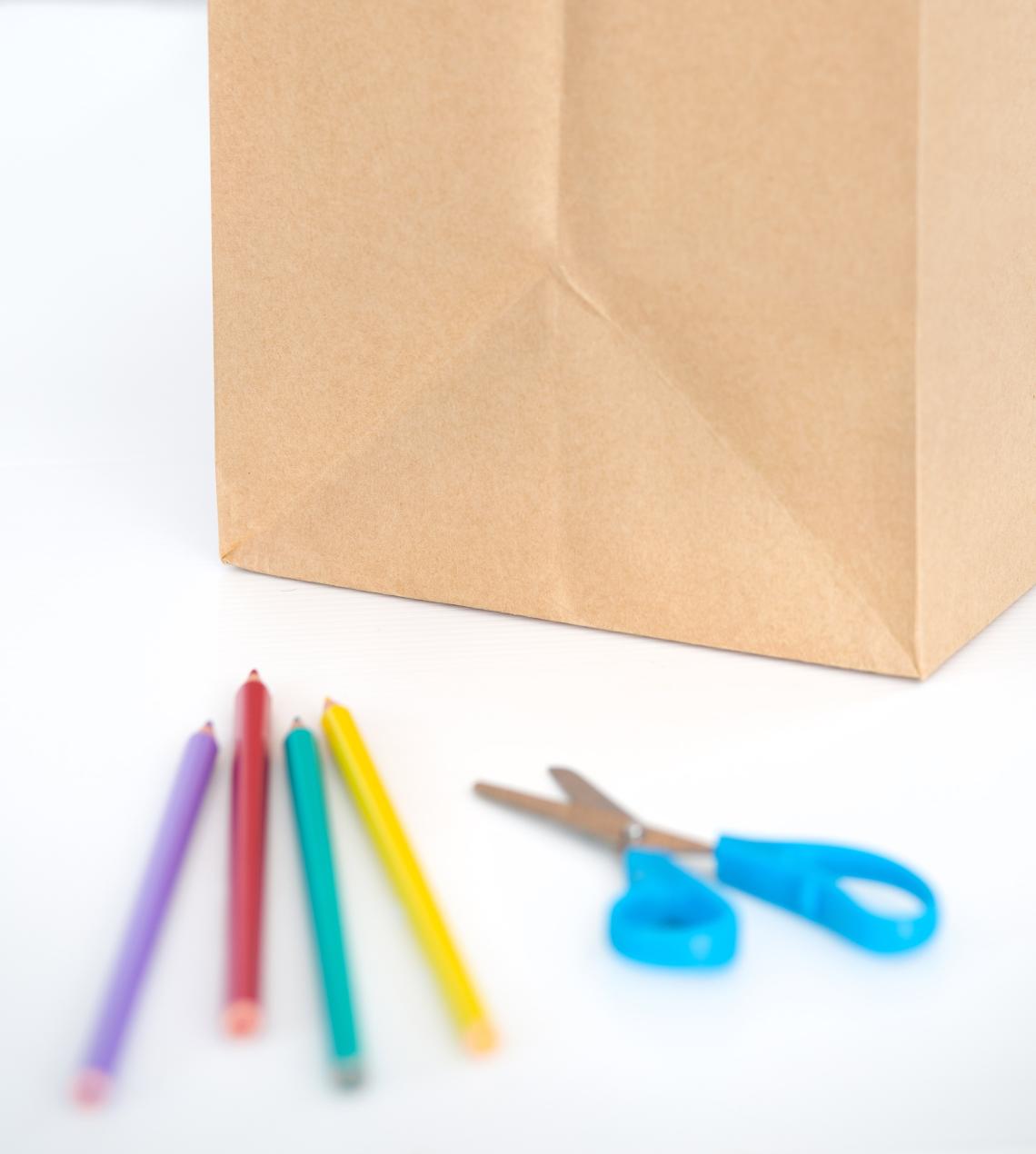 Bolsas de papel reciclado junto a unos lápices