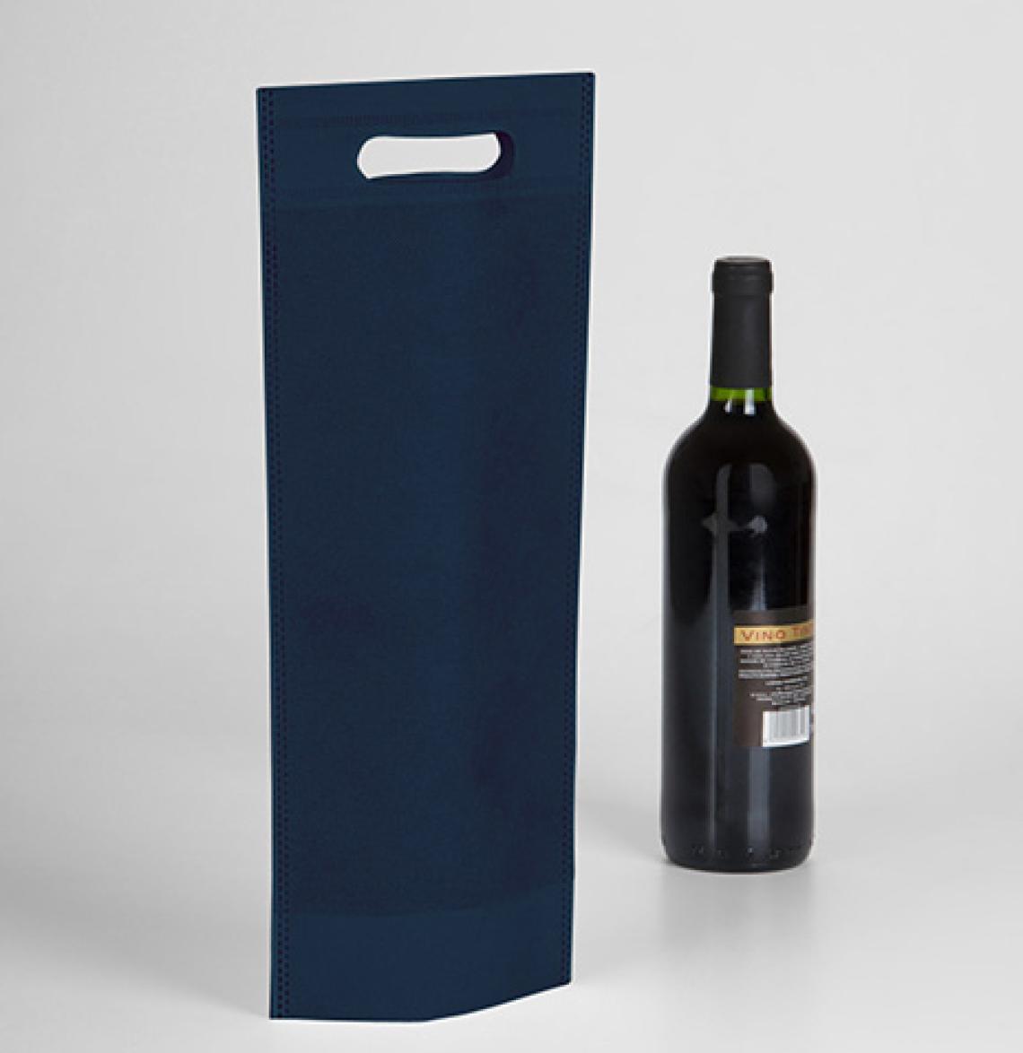 Bolsas de tela reciclada junto a una botella