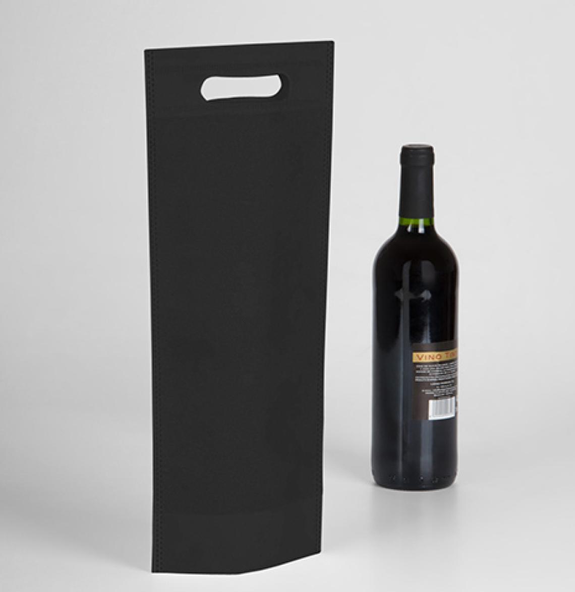 Bolsas de tela reciclada junto a una botella