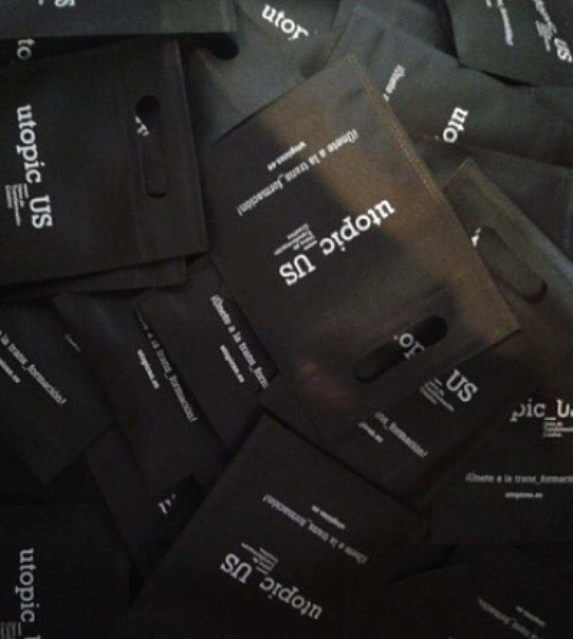 Bolsas de tela negras pequeñas impresas