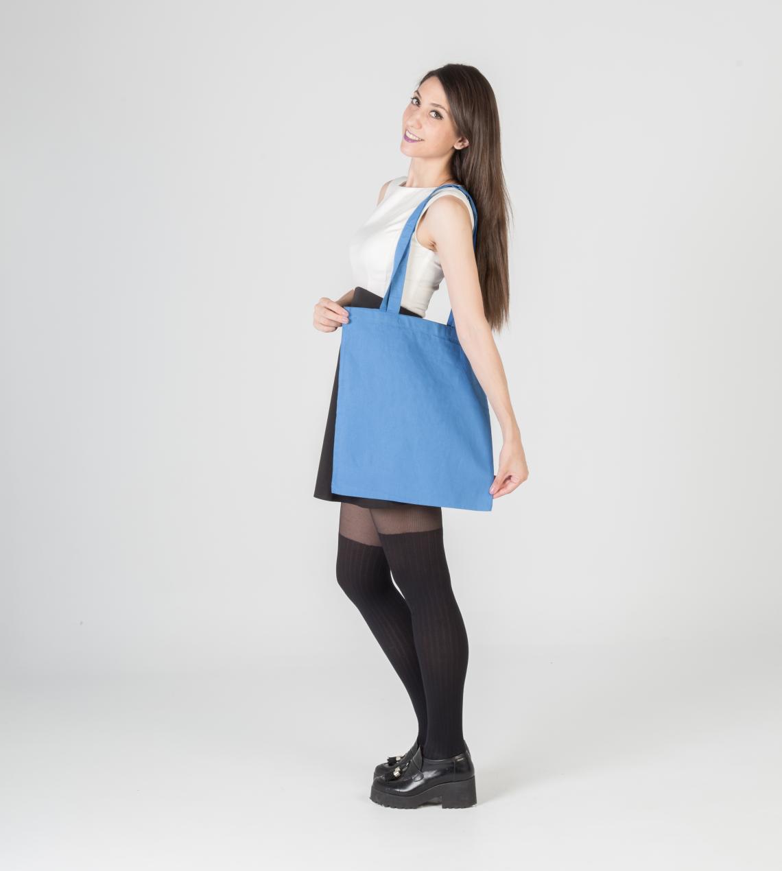 Bolsas de algodón de tamaño mediado sujetadas por una mujer