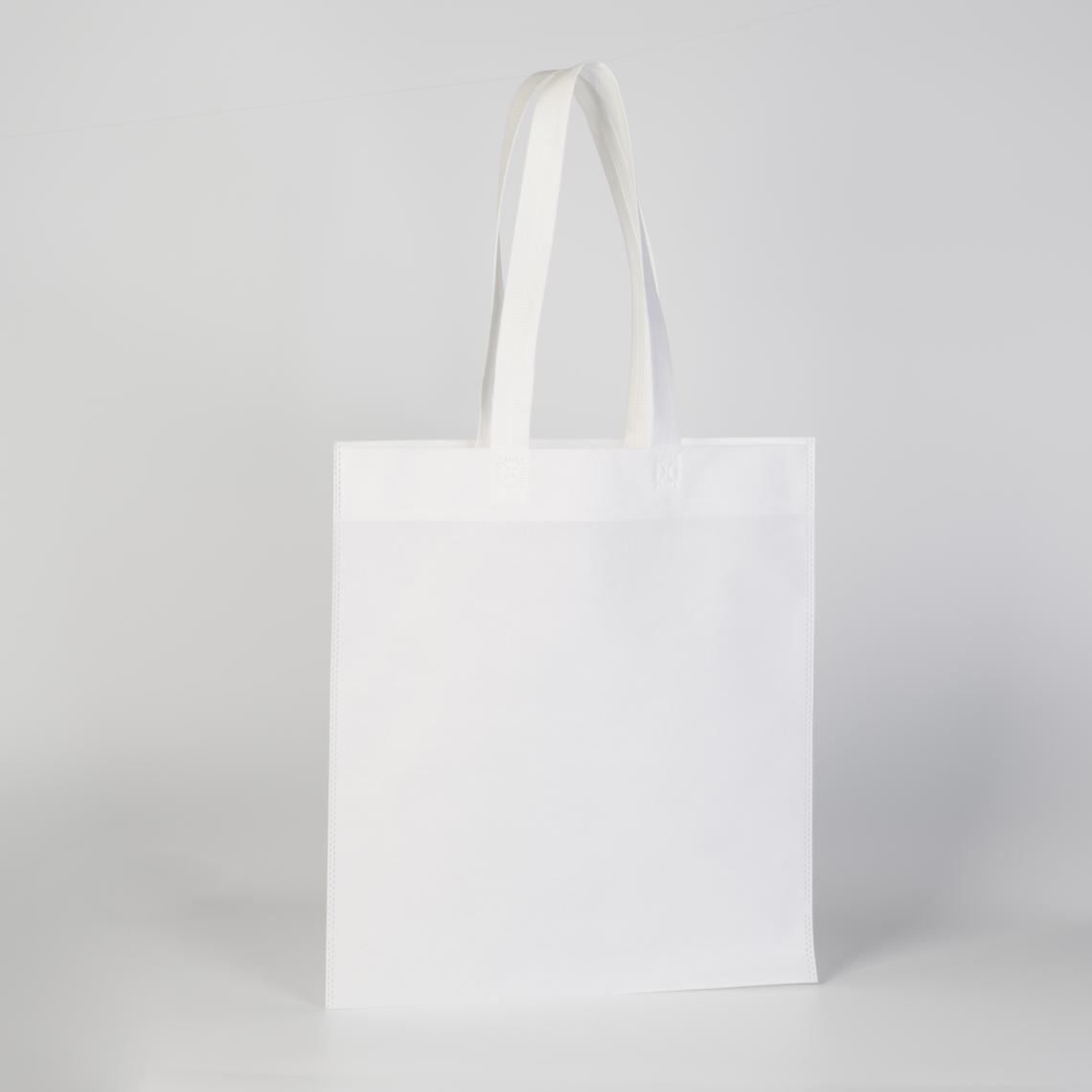 Bolsas de tela reciclada de tamaño mediano con asas largas sujetadas por un hombre