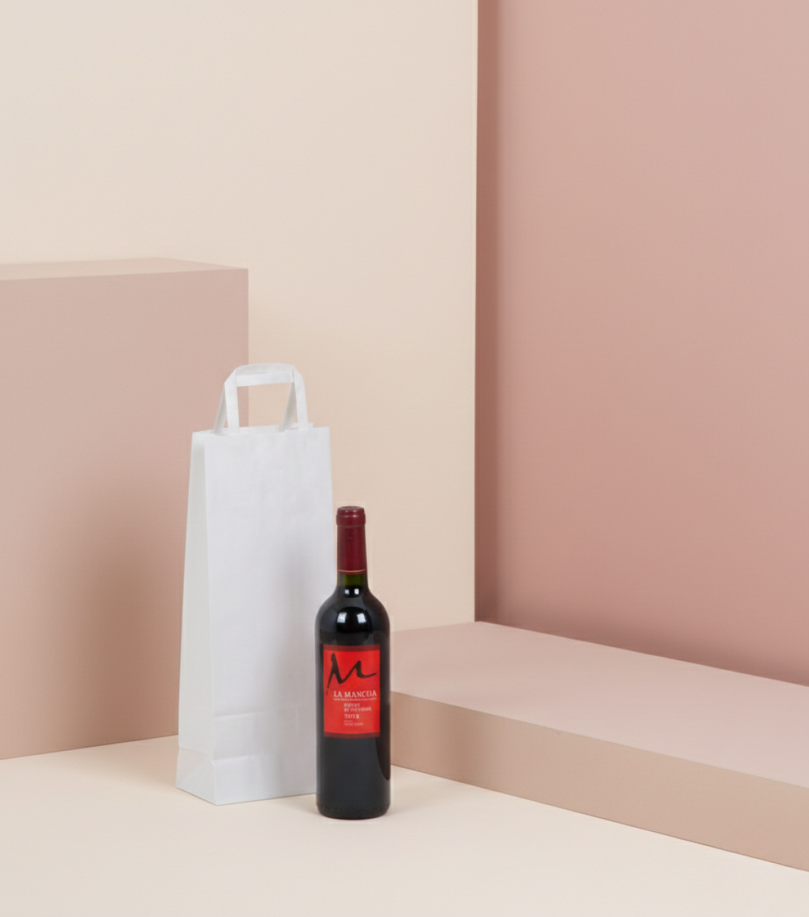 Bolsa blanca junto a una botella