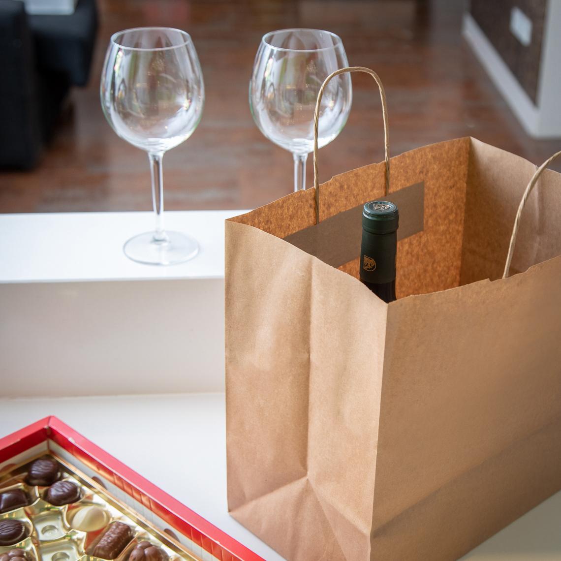 Bolsas de papel take away con una botella dentro