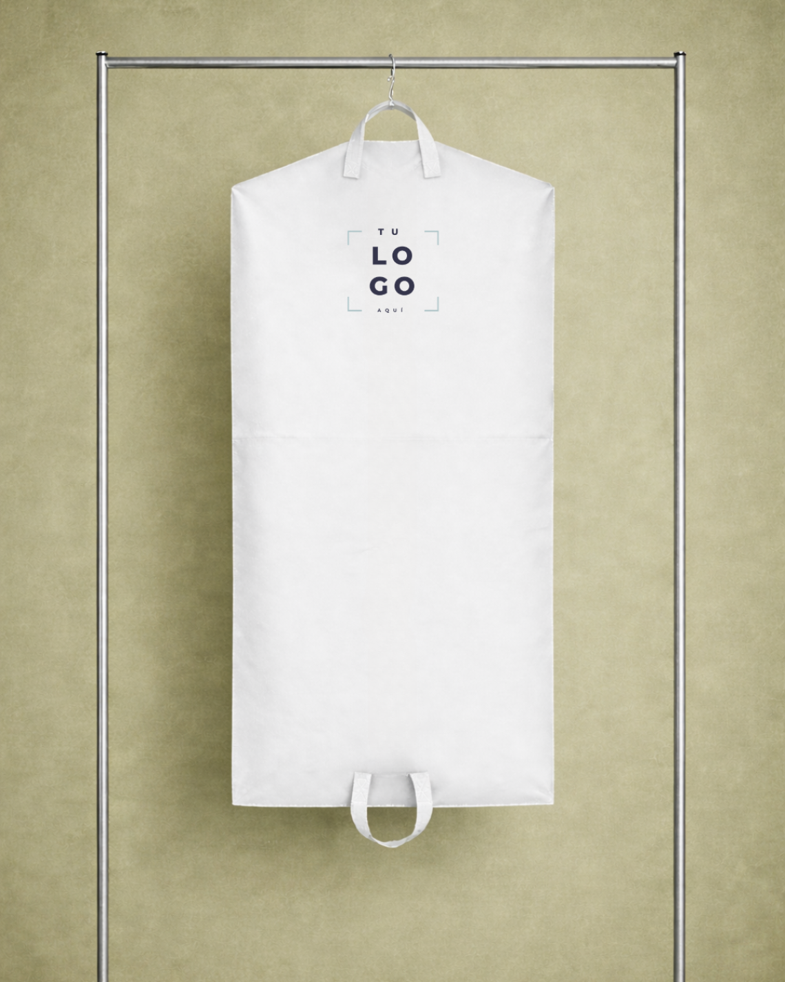 Guardatrajes de tela sujetados por una mujer