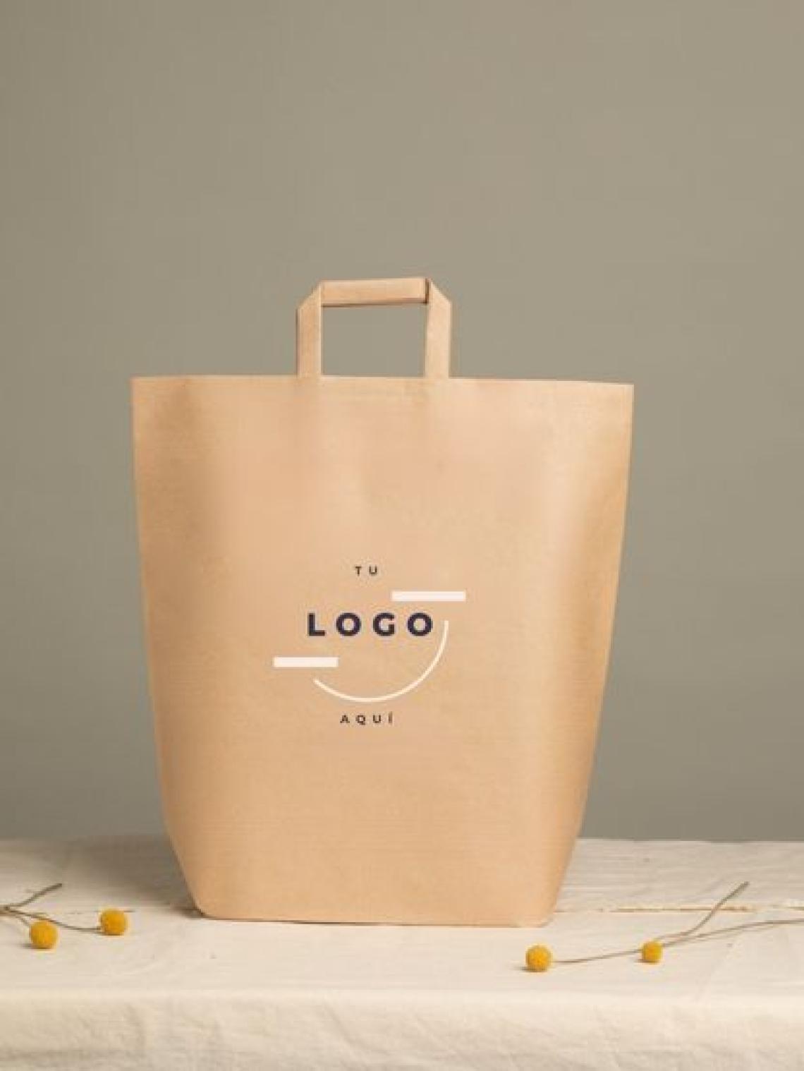 Bolsa de papel kraft hexagonal XXL sin asas, tamaño 40x14x25 cm, fabricada en España con impacto social y personalización con logo para packaging sostenible.