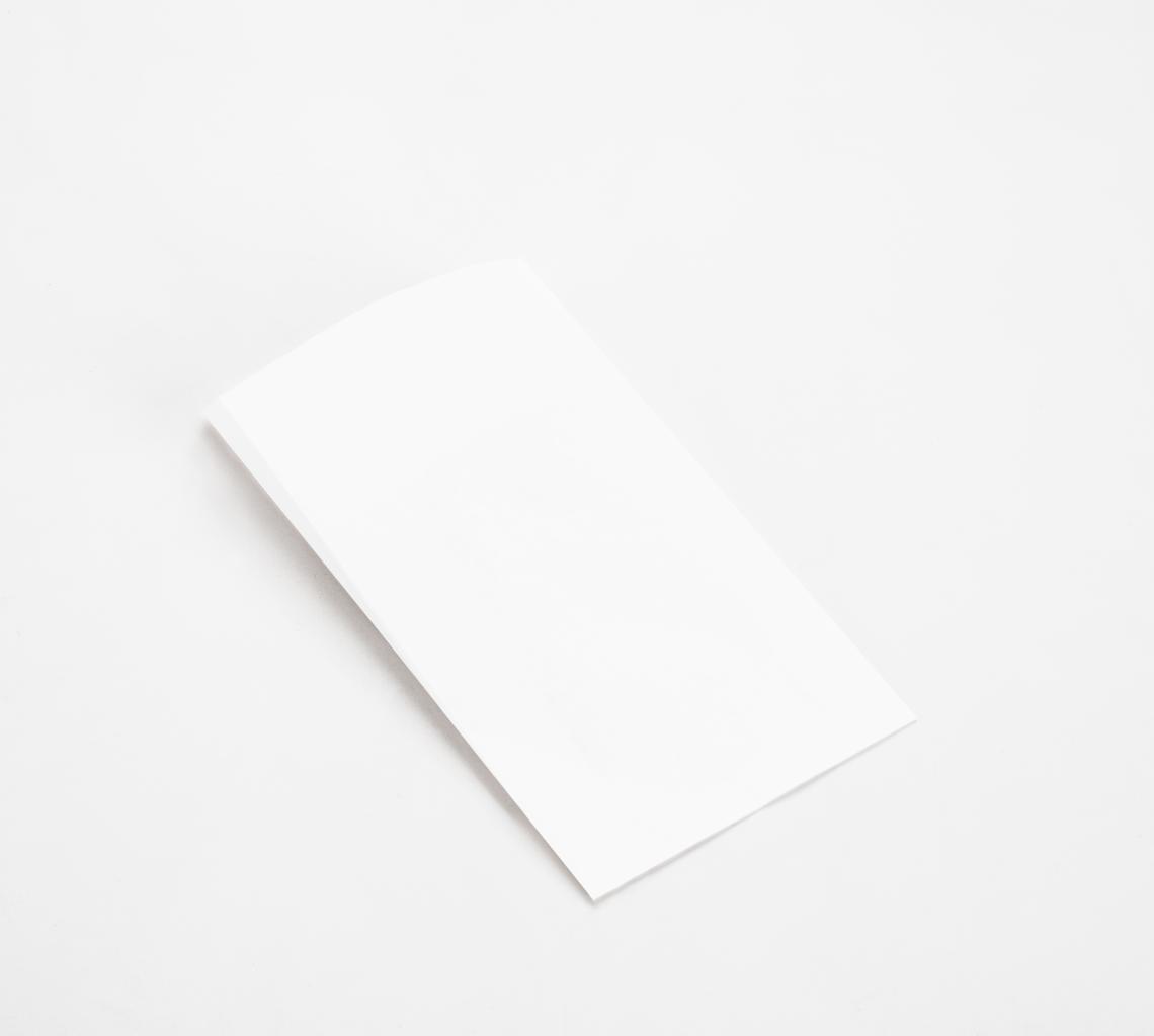 Sobres de papel fino de color blanco