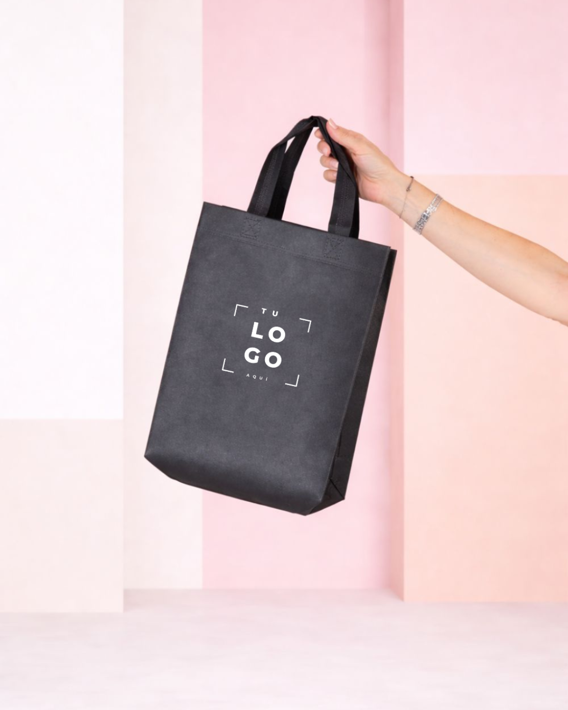 Bolsas de tela negras sujetas por una mujer