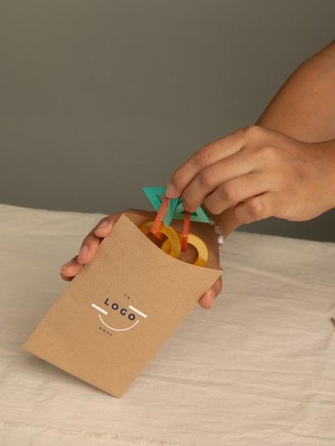 Packaging sostenible: sobre de papel kraft hecho a mano por empleo inclusivo