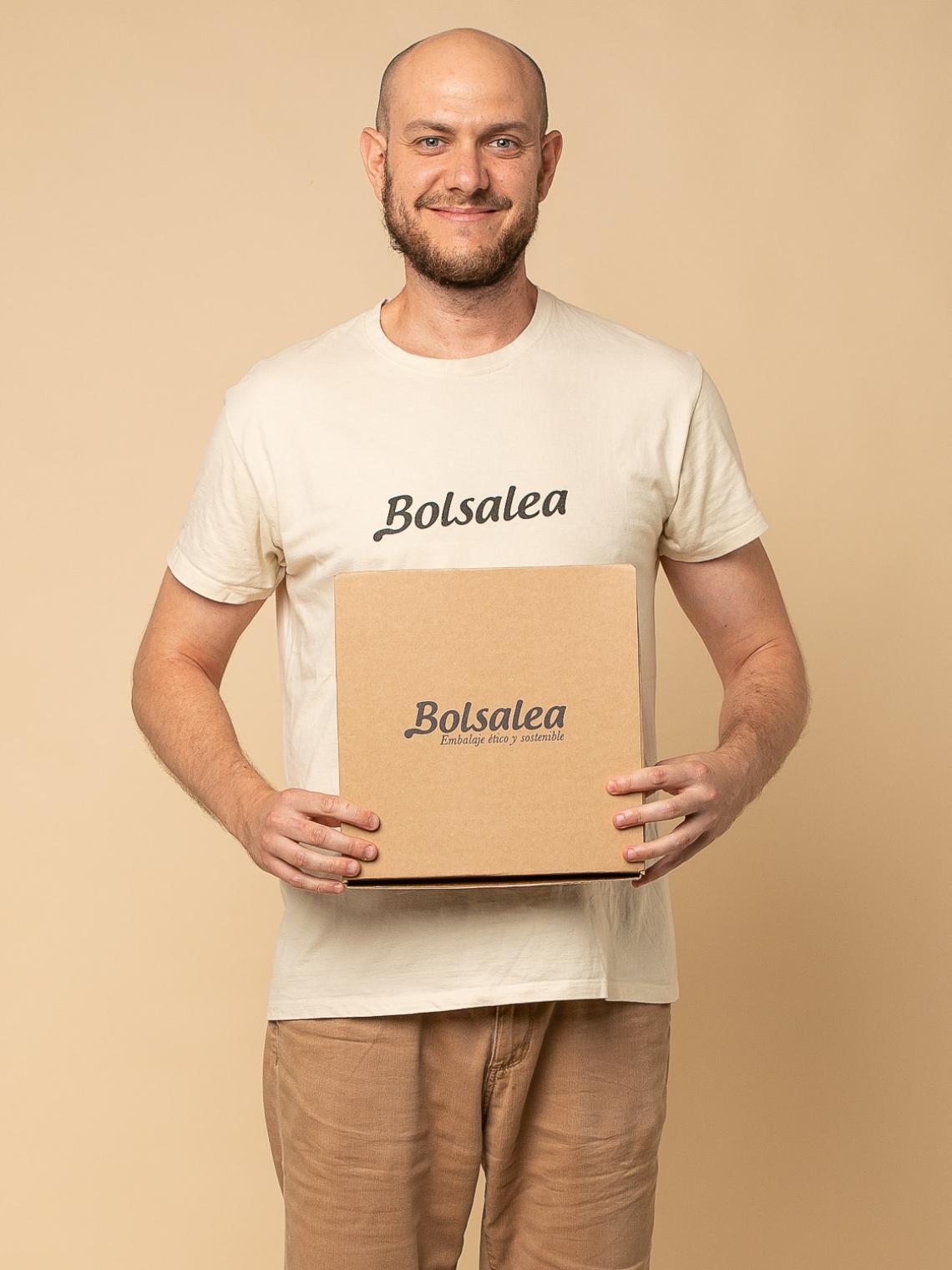 Una persona sujetado una caja para ecommerce mediana