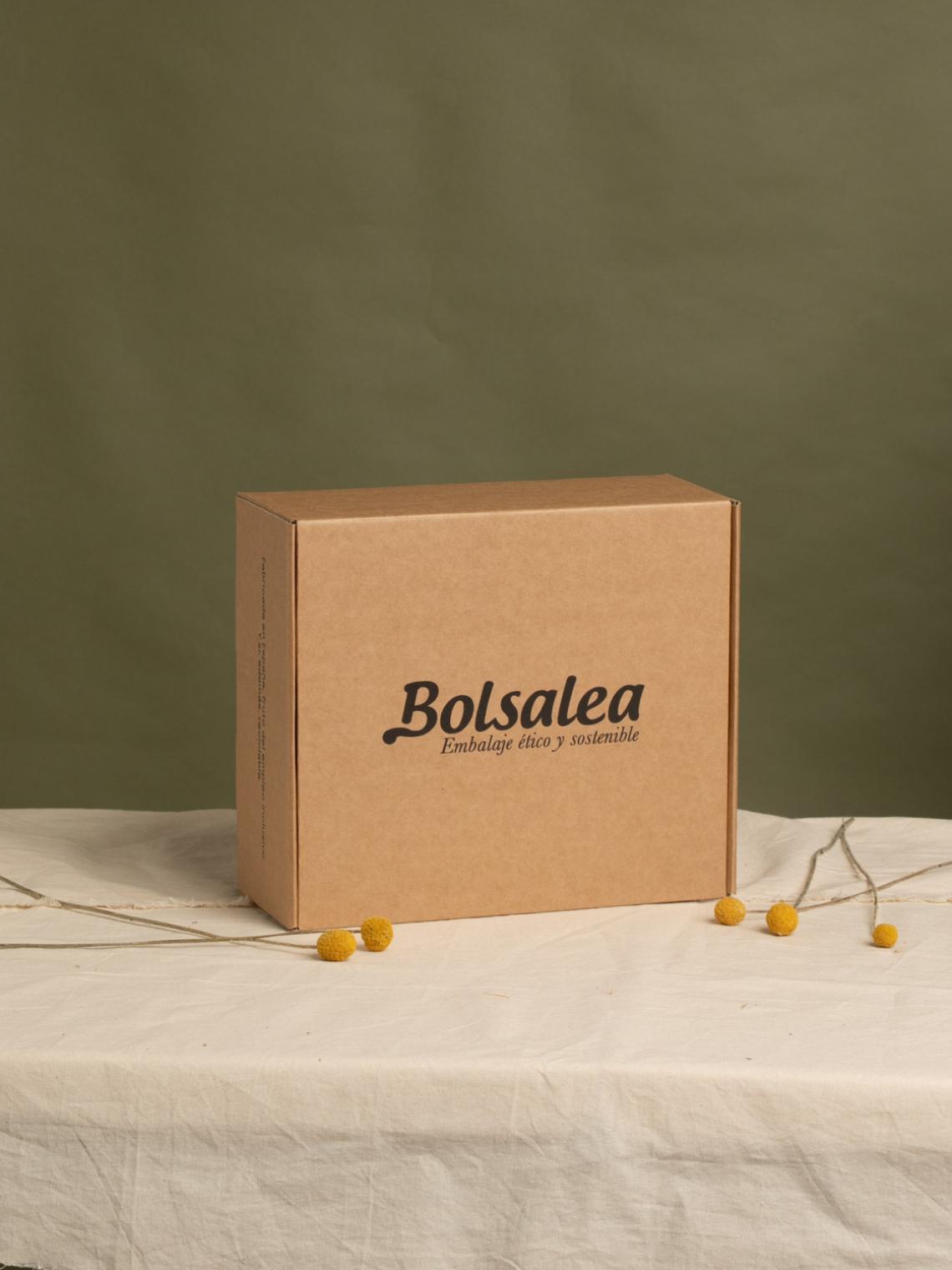 Una persona sujetando una caja de cartón ecommerce personalizada