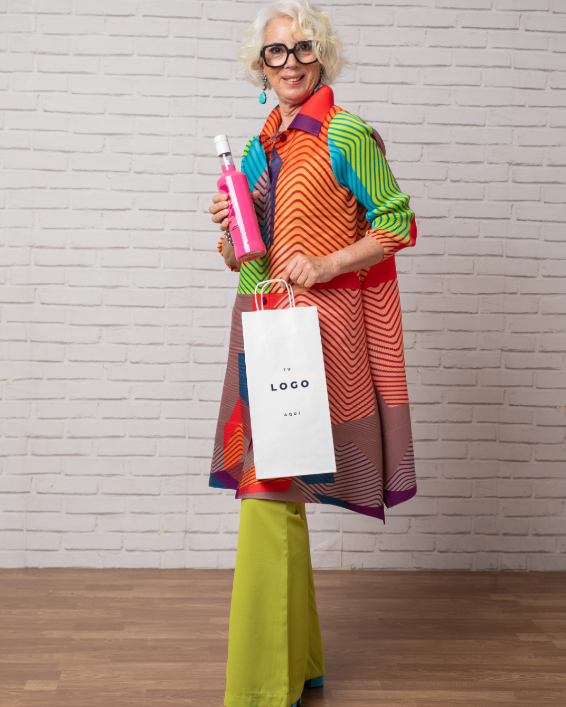 Una mujer sujetando las bolsas de papel para botellas