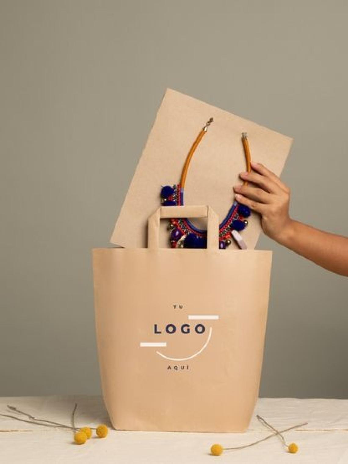 Bolsa de papel kraft hexagonal Grande sin asas de 30x10x24 cm, fabricada en España con impacto social y personalizable con logo, ideal para packaging ecológico y elegante.