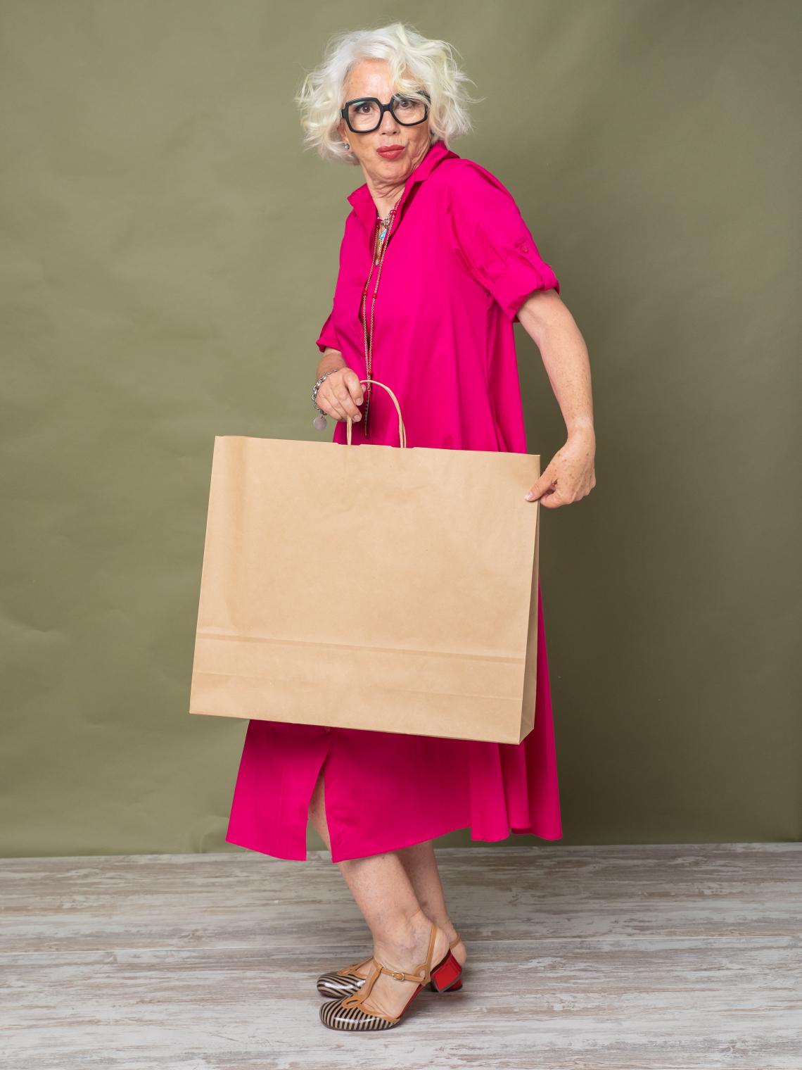 Bolsas de papel kraft grandes junto a una mujer