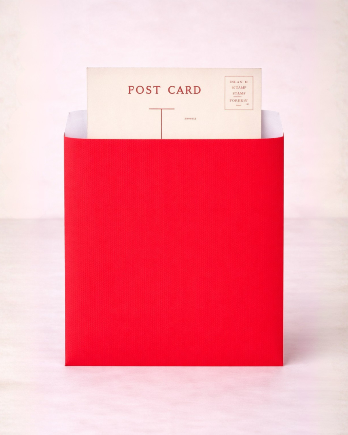 Sobres verdes de papel con lápices de colores alrededor