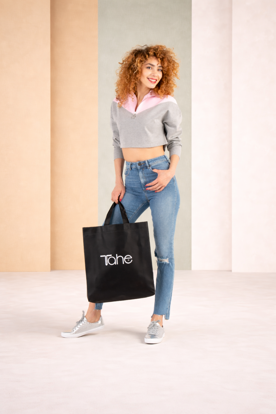 Bolsas de tela con fuelle negras  sujetadas por una mujer