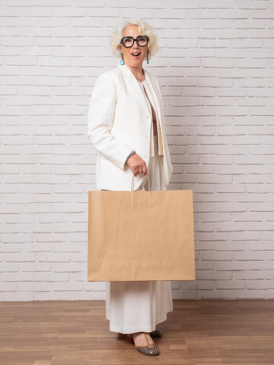 Bolsas de papel kraft grandes junto a una mujer