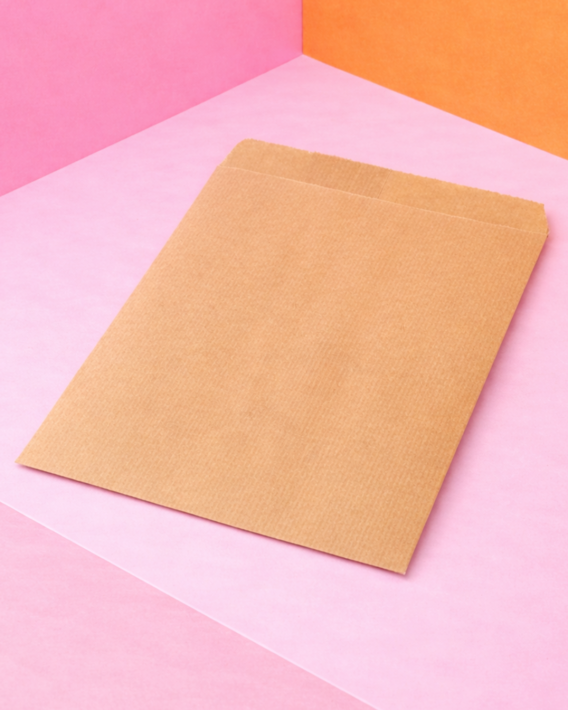 Sobres de papel kraft con lápices de colores alrededor