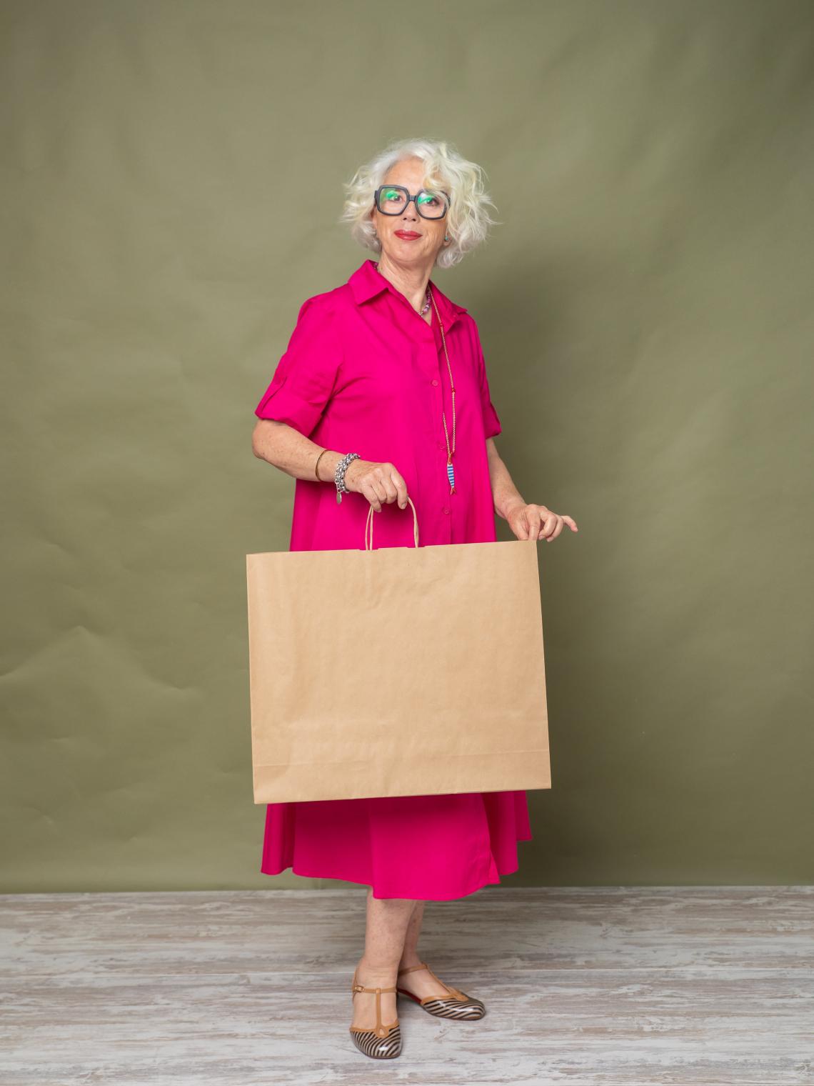 Bolsas de papel kraft grandes junto a una mujer