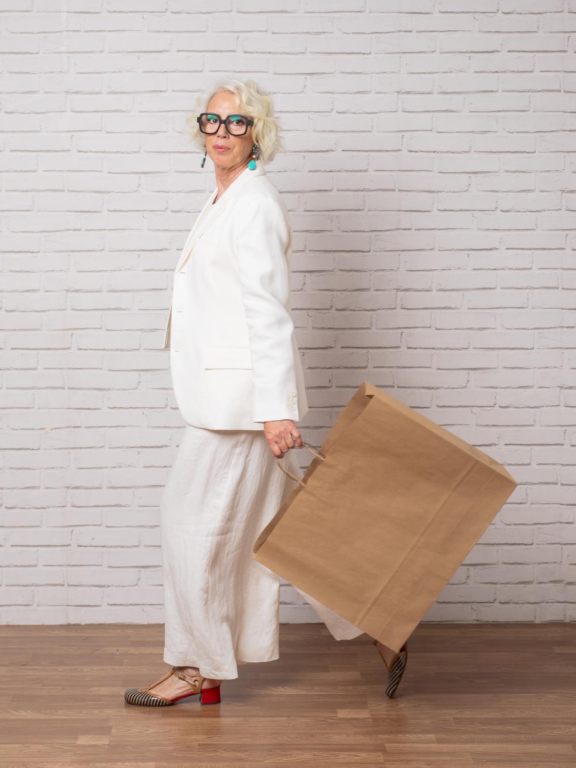 Bolsas de papel kraft grandes junto a una mujer