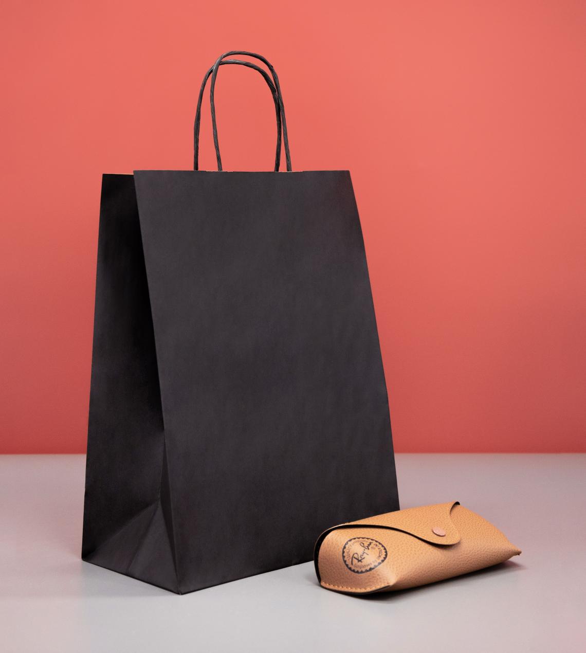 Una mujer sujetando bolsas de papel de colores