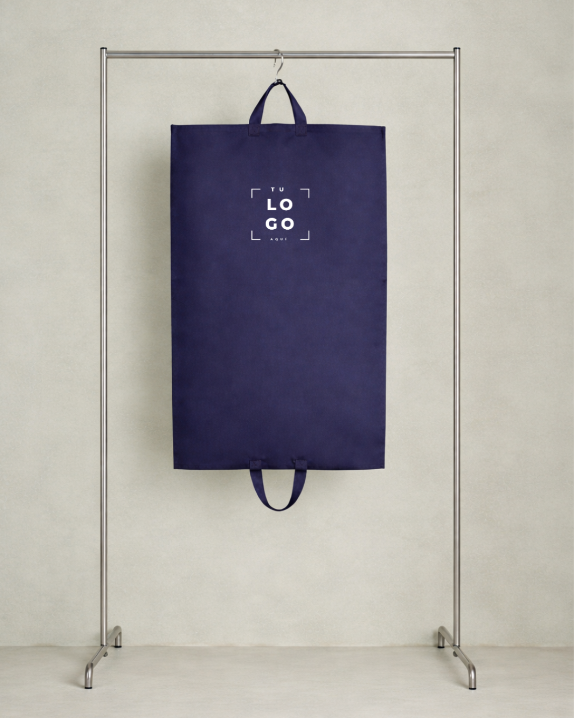 Guardatrajes de tela en un perchero