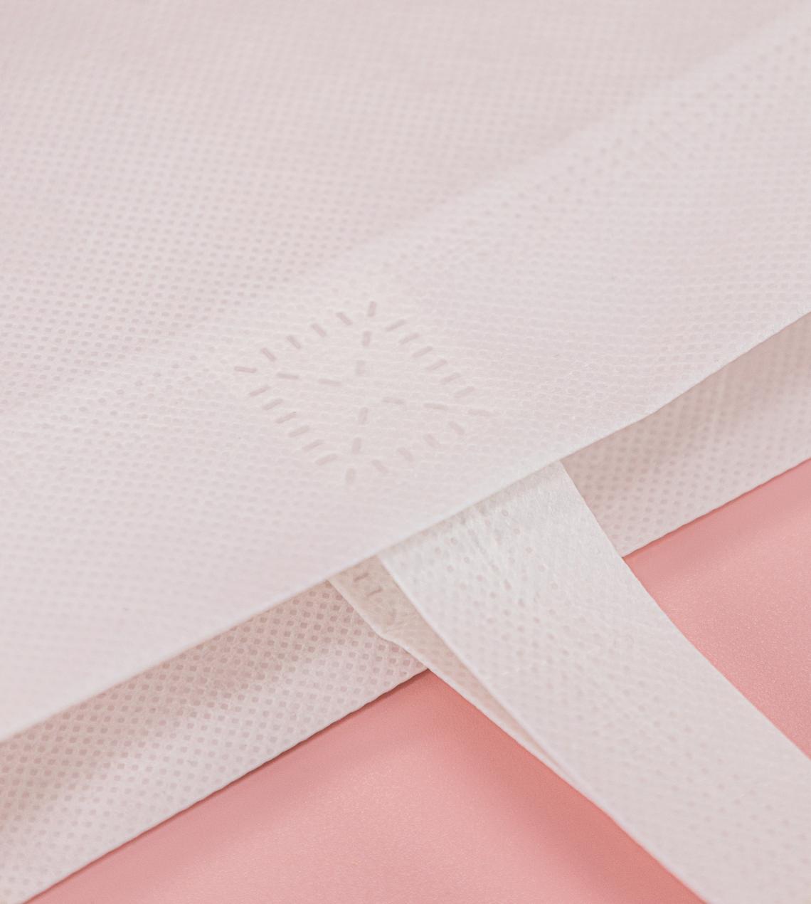 Bolsas hechas con tejido reciclado blanco