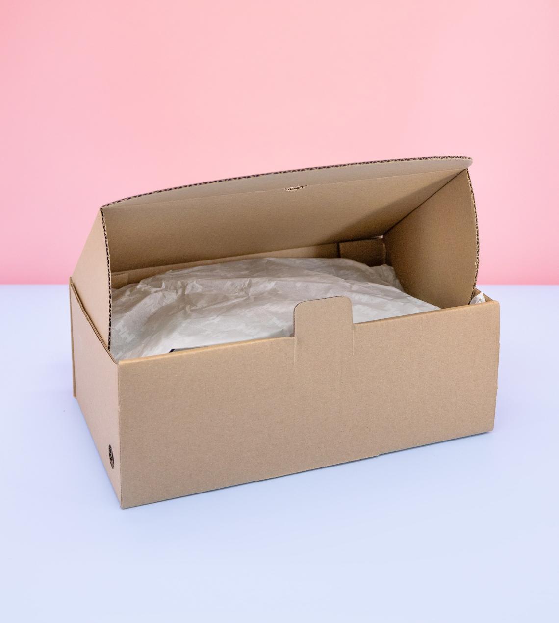 Cajas de cartón con unos zapatos dentro