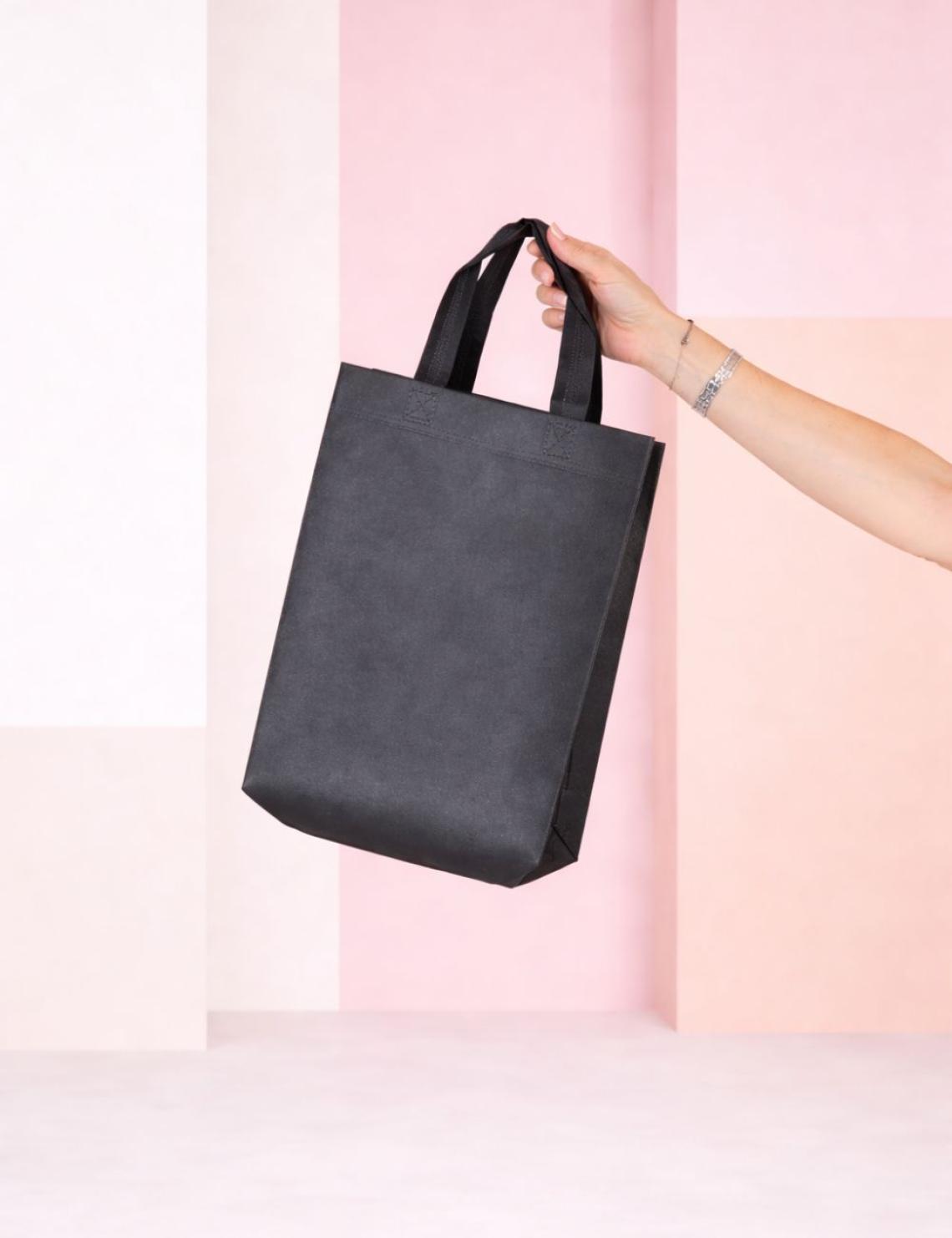 Bolsas de tela negras sujetas por una mujer