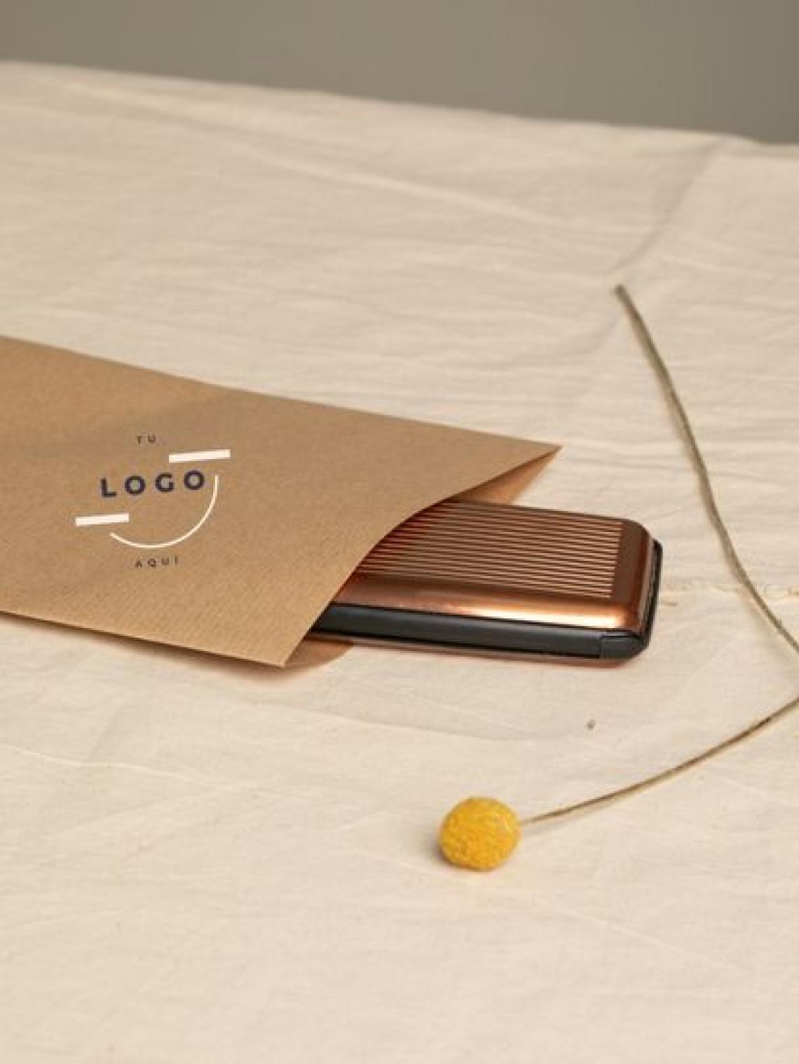 Packaging sostenible de papel kraft para marcas responsables con espacio para personalización