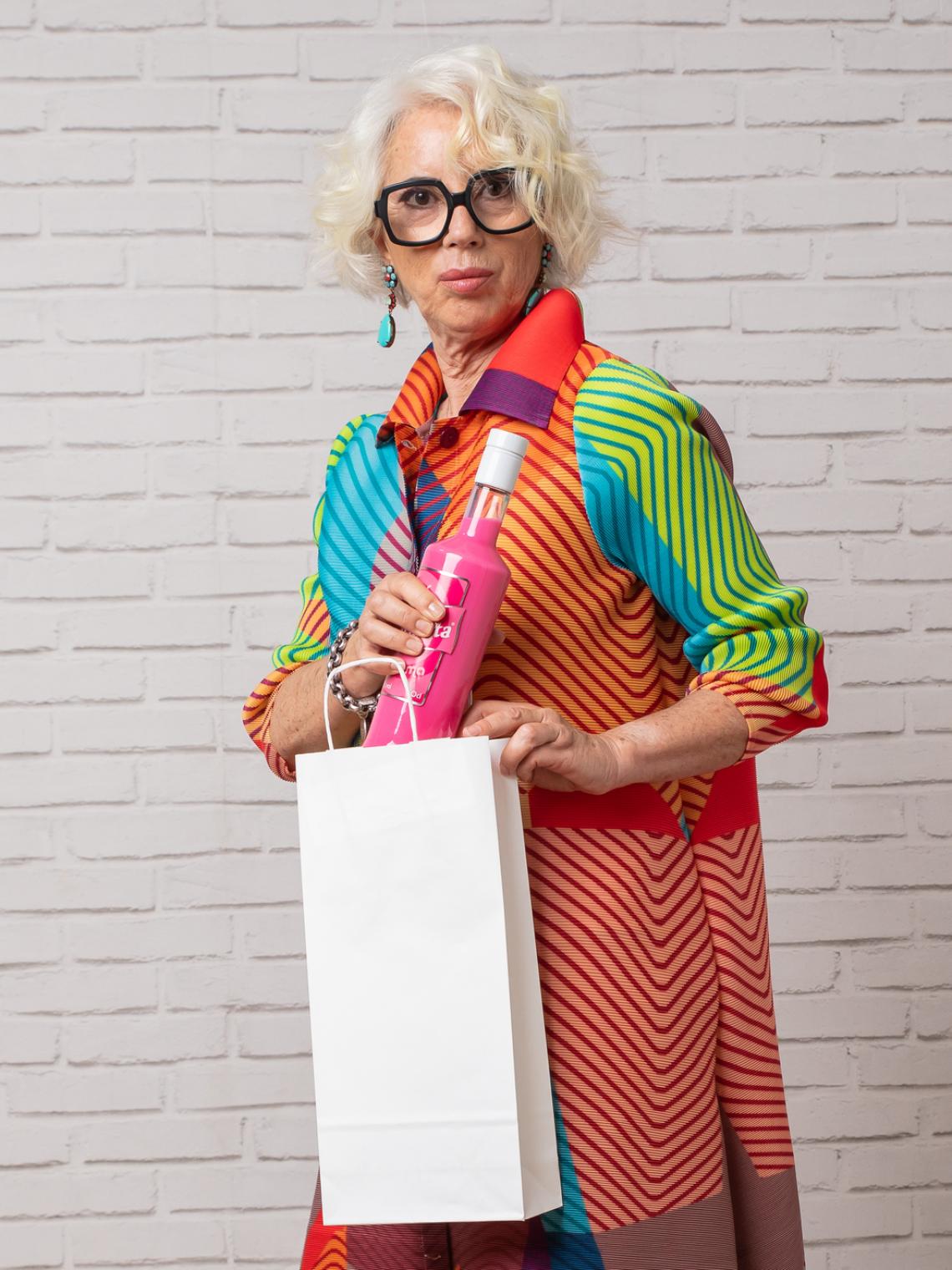 Una mujer sujetando las bolsas de papel para botellas